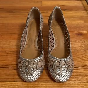 Tory Burch mesh leather pump with silver logo!